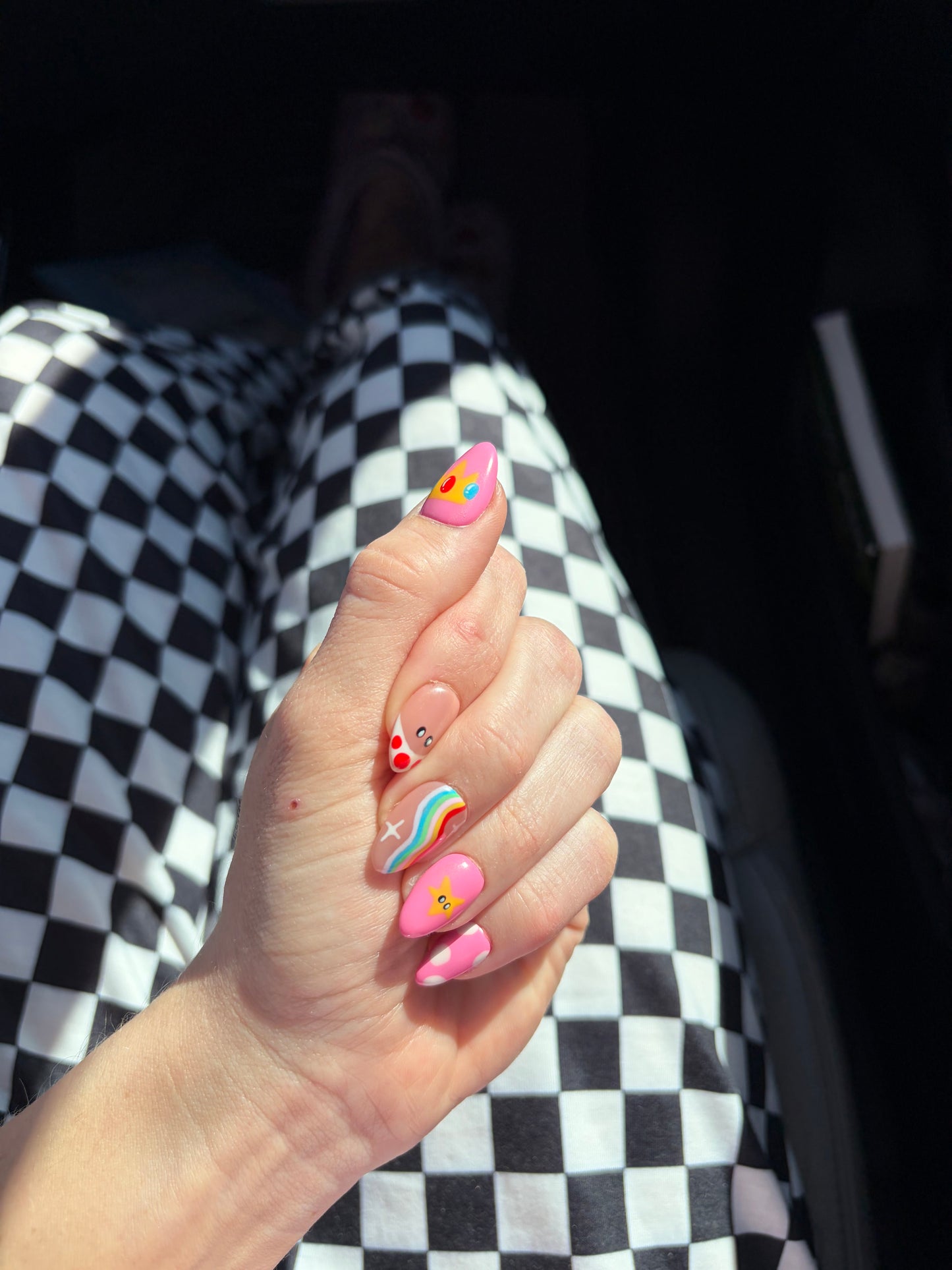 Peach’s Rainbow Road press on nails
